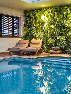 โรงแรมที่มีสระว่ายน้ำในร่ม